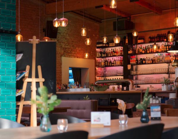 Bar im KAISERBAD Restaurant Leipzig mit warmer Lichtstimmung und Spirituosenauswahl