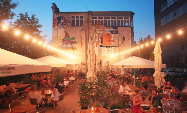 Terrasse im KAISERBAD Leipzig am Abend mit Lichterketten und Gästen Terrasse im KAISERBAD Leipzig am Abend mit Lichterketten und Gästen